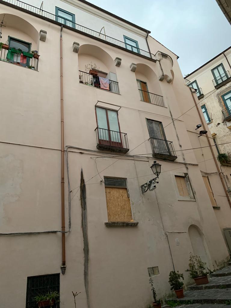 2-Palazzo dei Sanseverino visto dalla strada Gradoni Madonna Della Lama Salerno