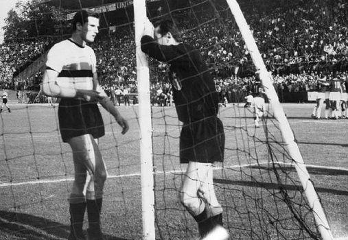 Facchetti consola Sarti-Serie_A_1966-67,_Mantova-Inter_1-0,_Facchetti_e_Sarti